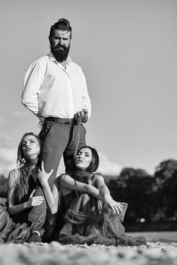 Sakallı adam ve iki kadın açık