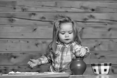 şirin çocuk hamur, un, yumurta ve kase ile pişirme