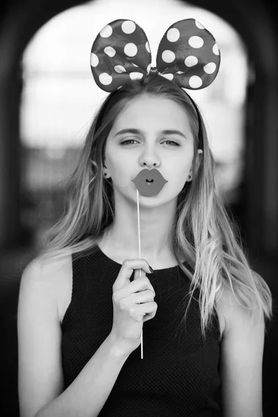 Chica bonita divertida con orejas de ratón lindo y labios rojos —  Fotos de Stock