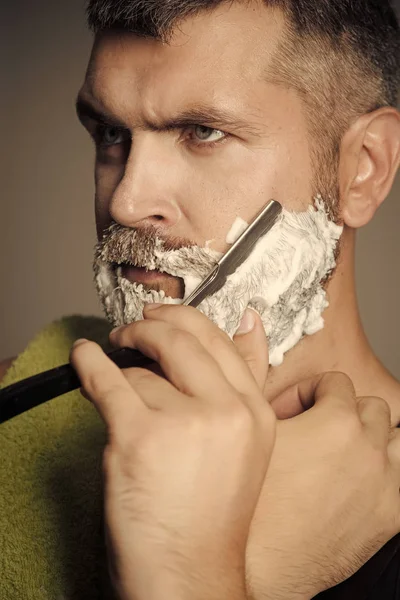 Homem cortou barba e bigode com navalha e escova de barbear — Fotografia de Stock