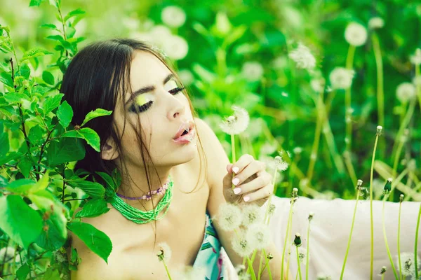 Juventud y frescura, mujer con maquillaje de moda — Foto de Stock