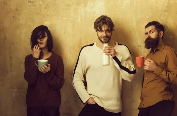 Mädchen mit Hipster trinkt aus Tassen und Mann aus Flasche — Stockfoto