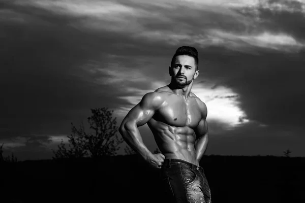 Treinador homem com corpo muscular no céu azul — Fotografia de Stock