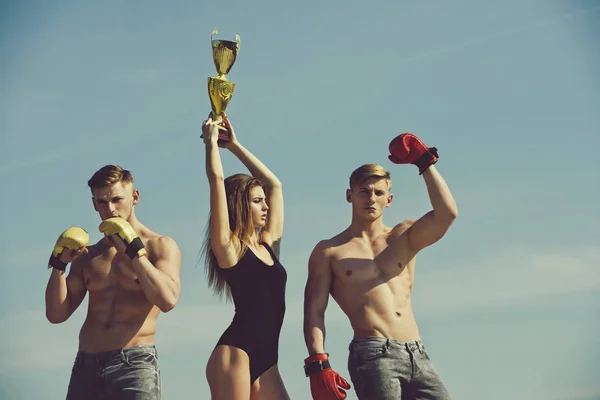 Gewinner und Verlierer in Boxhandschuhen mit Mädchen. — Stockfoto