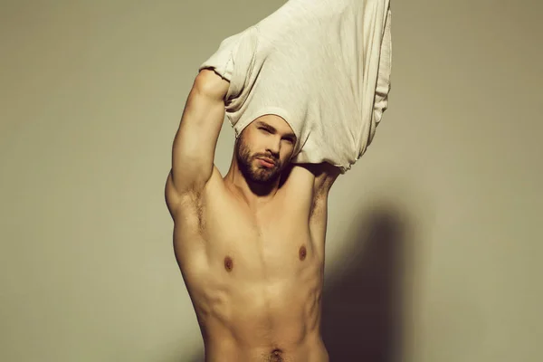Torzo sexy muž svlékání s bílým prádlem — Stock fotografie