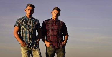 Adam İkizler atletik vücut, aile değerleri ile.