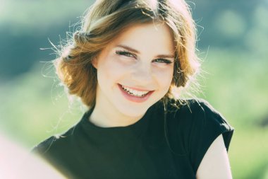 Diş kavramı. Kız sağlıklı dişler gülümseme güzelliği zevk. Beyaz ile gülümseyen mutlu bir kadın. Diş Bakımı