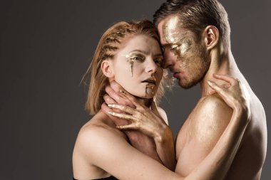 Tutkulu çift kucaklayan, erkek ve kız. gövde, kopya alanı altın boya ile tutkulu çift.