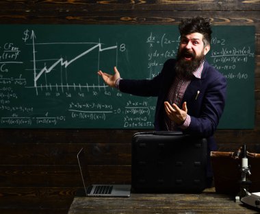 Ebeveynler genellikle çocuklarının akademik koçluk içine koymak. hevesli ve bakım. bire matematik öğretmeni kez gereklidir. çevrimiçi eğitim. İş Öğretmen sınıfta işyerinde dizüstü bilgisayarda yazarak.