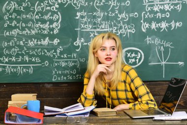 Öğrenciler sınıf salonunda sınavı için hazırlık kitapları ile. Öğretmenler, öğretmenler ve veliler daha farklı rolü dolduracağım. Öğretmenler etkisi öğrenci hayatları boyunca takip eder..