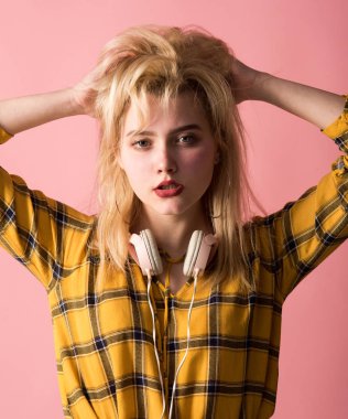 Kişisel ilişkiler öğrencilerin başarısına dayanır. İlgili öğrenciler sınıftaki masalarda otururken not defterlerine bir şeyler yazıyorlar..