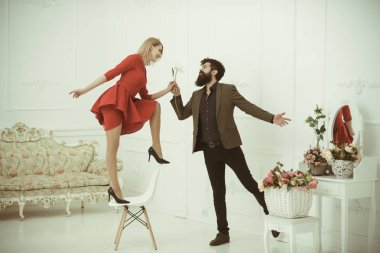 Teklif kavramı. Sakallı adam tatlı kadına teklif yapmak. Evlenme teklifi. Romantik teklif. Benim için idealdir