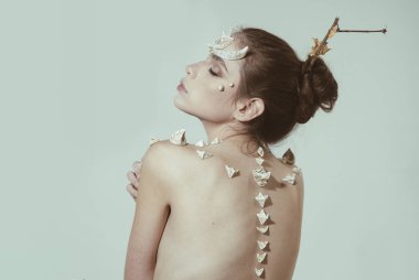 Dikenler geri omuzlarında kadınla fantezi yaratık gibi görünüyor. Cadılar Bayramı fikirler kavramı. Korkunç Peri kuyruk karakter. Dikenler şeytan ejderha büyülü yaratık olan kız. Fantezi tarzı ile kız makyaj