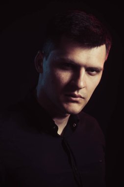 Moda modeli moda saçlı çocuk. Moda, stil ve trend kavramı.