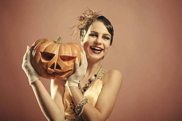 Halloween, piękno i vintage moda. — Zdjęcie stockowe