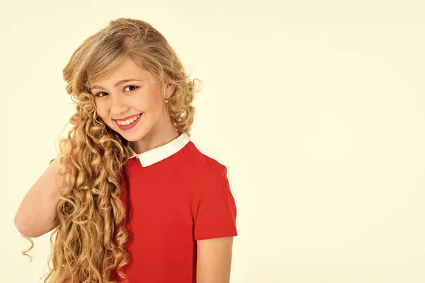 Menina com cabelos longos encaracolados e maquiagem. criança menina com cabelo longo bonito. espaço de cópia — Fotografia de Stock