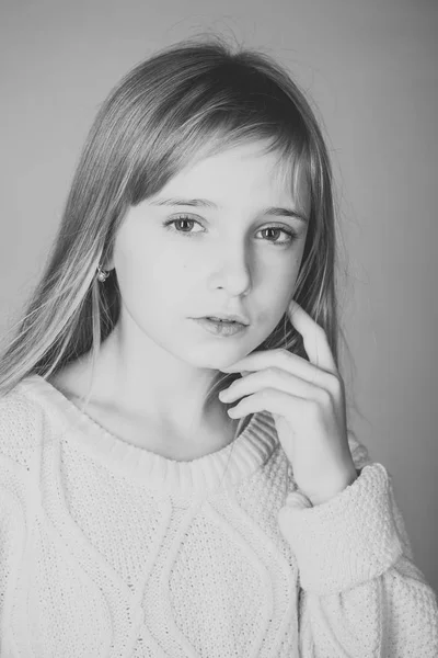 Cabeleireiro, skincare, estilo casual, ganga. Modelo de moda e olhar de beleza. Beleza ou moda infantil com cosméticos e cabelo saudável. Menina com cabelo comprido. Menina elegante com rosto bonito . — Fotografia de Stock