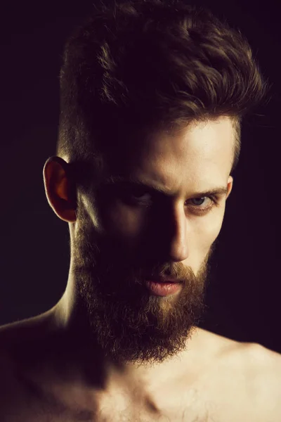 Hombre, barbudo joven hipster tiene bigote en la cara seria — Foto de Stock