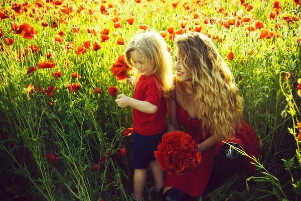 kadın ve küçük çocuk veya çocuk haşhaş alanındaki