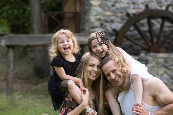 Enfants et parents visitent un vieux moulin en pierre — Photo