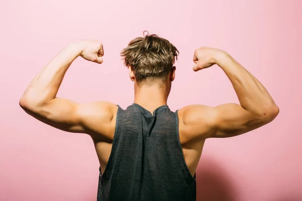 Biceps-konceptet. Idrottsman Visa biceps och triceps, bakifrån. Mannen flex armar med biceps. Biceps muskeln av vapen — Stockfoto