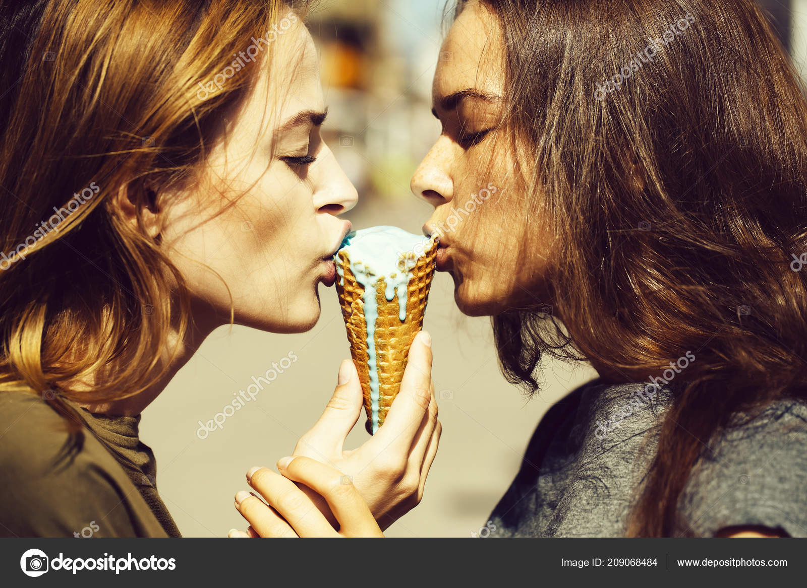 Сочный поцелуй девушек. Очень красивые лизбиянки. Малена морган фотосессия. Lindsay marie. Сочный поцелуй девушек.