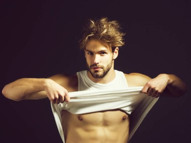 Yakışıklı kaslı seksi adam.