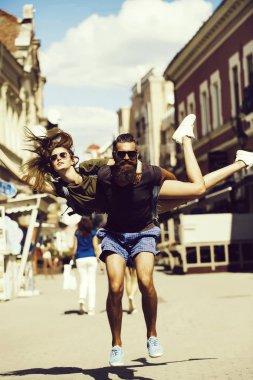 Gülümseyen yakışıklı adam ile şirin kız geri atlama