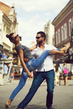 dating, güzel kız ve yakışıklı adam şehir sokakta dans