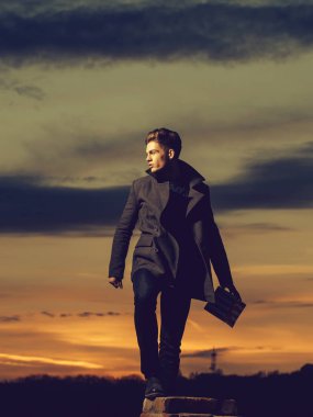 Dusk hediye ile yakışıklı adam