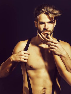 Yakışıklı kaslı seksi adam.