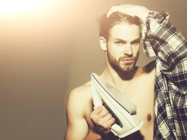 Demir ile seksi gömleksiz adam