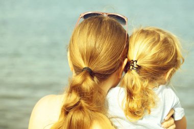 Anne ve oğlu denize bakmak