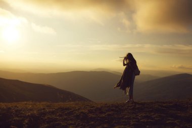 Sırt çantası ile güzel kız uzun yürüyüşe çıkan kimse