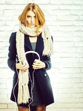 Kulaklýklý mikrofon seti ve telefon ile güzel kız