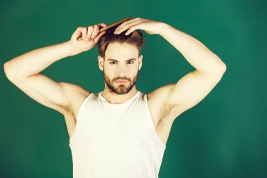Yakışıklı adam sağlıklı saç fırçası ile tarama