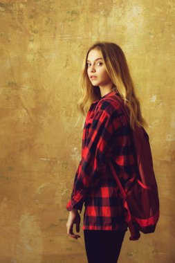 sırt çantasında şık Kırmızı kareli gömlek ile güzel kız