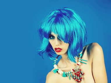 Etnik takı parlak yapay saçlı kız.