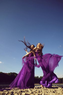 Mor elbise kadınlarda