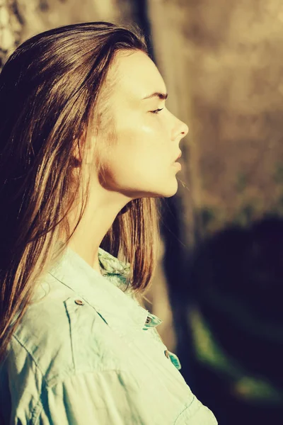 Meisje portret met sproet op jonge gezicht, mooie vrouw — Stockfoto