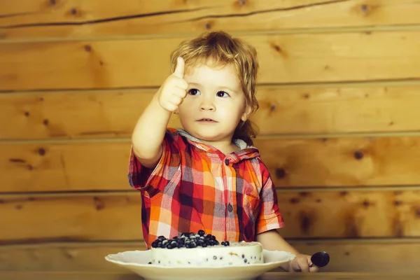 Leuke jongen eet cake — Stockfoto
