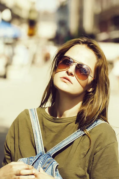 Joven chica bonita en gafas de sol —  Fotos de Stock