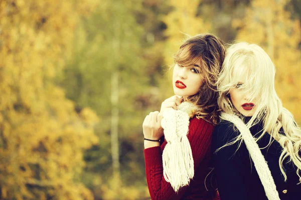 Sexiga vackra flickor med röda läppar — Stockfoto