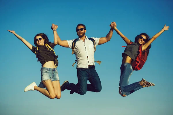 Barbudo hombre guapo con chicas — Foto de Stock