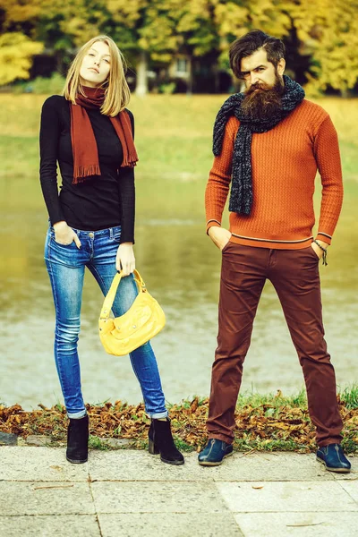 Pareja joven en otoño parque — Foto de Stock