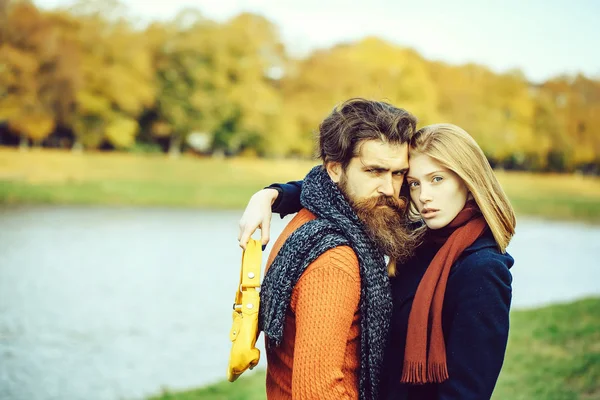 Pareja joven en otoño parque —  Fotos de Stock