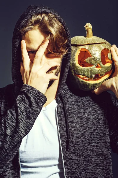 Sexy halloween uomo con zucca — Foto Stock