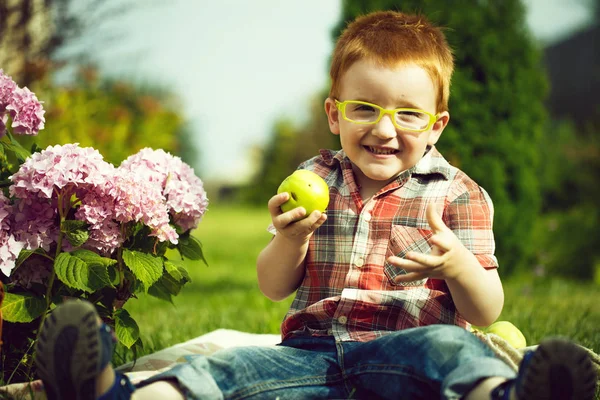 Jongen lachen op picknick — Stockfoto