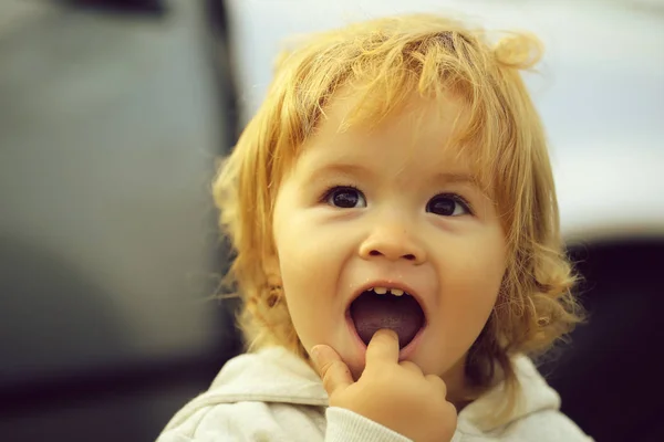 Retrato de menino bonito — Fotografia de Stock