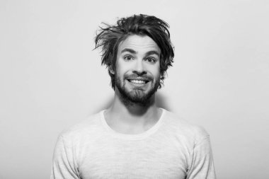 mutlu adam uzun şık uncombed saç, sabah ve berber dükkanı